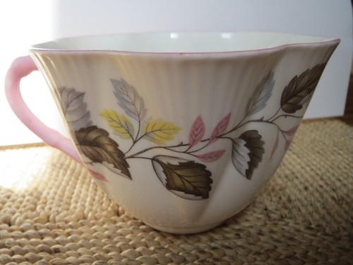 SHELLEY DAINTY SHAPE - FERNDOWN PATTERN - TEACUP AND SAUCER - PALE PINK TRIM - Picture 5 of 7