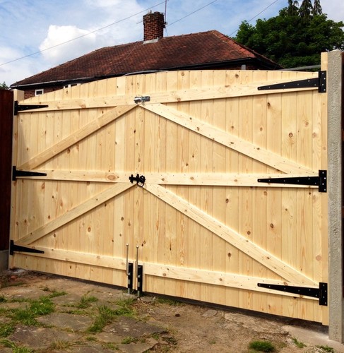 WOODEN DRIVEWAY GATES 6FT HIGH 12FT WIDE 6FT EACH GATE EBay