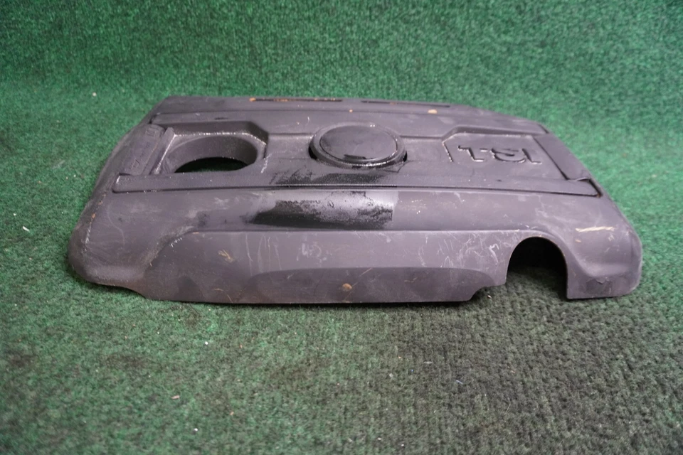 Cubierta del motor Volkswagen Golf GTI 2011 OEM 06J103925AQ Foto 3 de 4