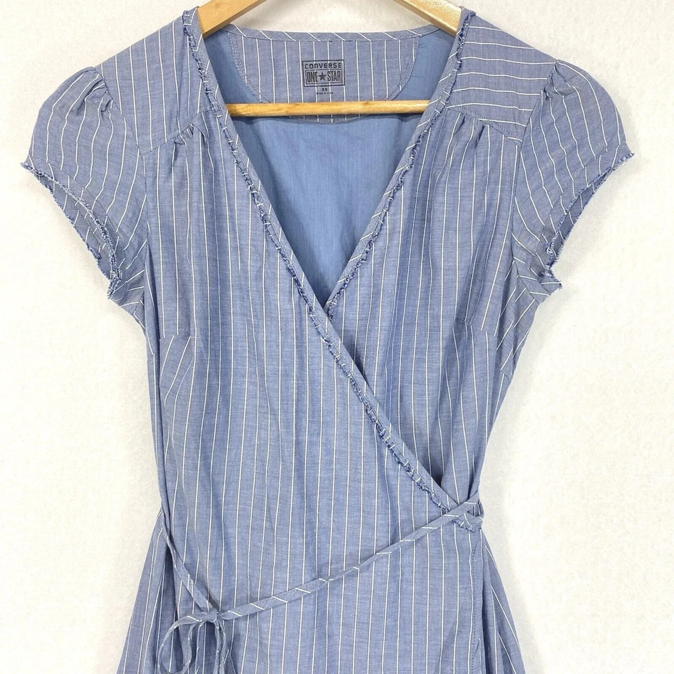 匡威 Converse One Star 女式裹身连衣裙 XS Chambray 条纹帽袖原始荷叶边 — 第 2/4 张图片