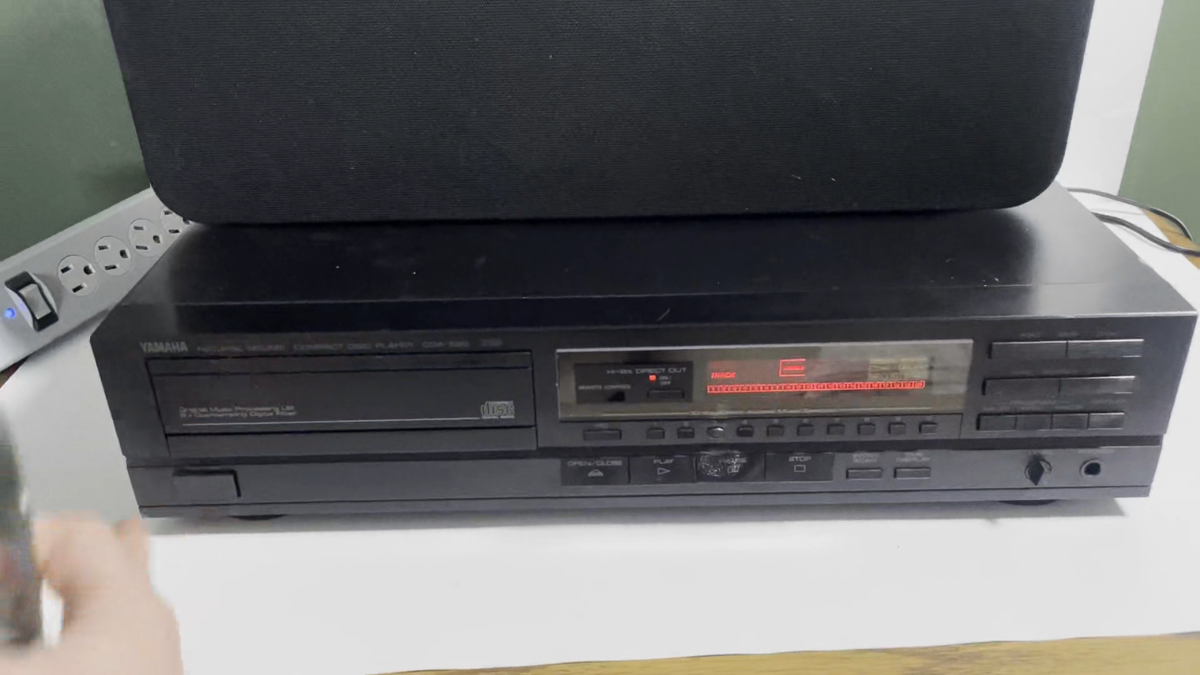 Yamaha CDX-520 Natural Sound CD Player Compact Disc - Tested, One