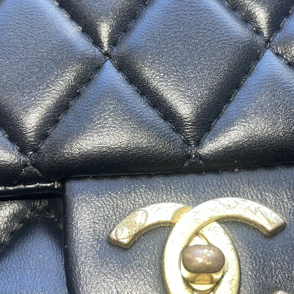 Beautiful item Authentic CHANEL vintage  Matelasse lambskin classic chain - Image 2 of 4
