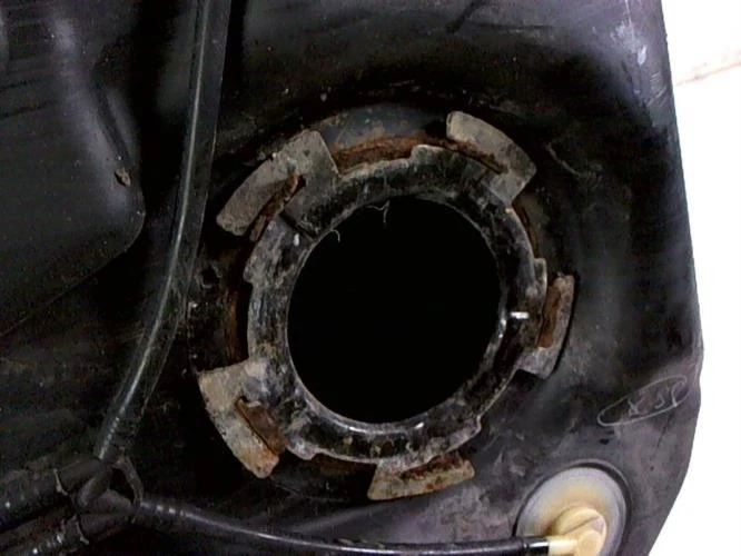 Reservoir CADILLAC SEVILLE 2 - Photo 2/4