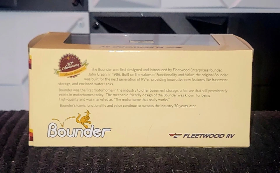 Autocaravana Fleetwood Bounder 1986 escala 1:64 ¡nueva en paquete! Foto 3 de 4