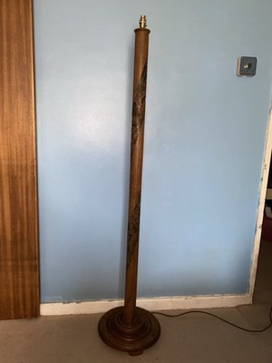 Stehlampe im orientalischen Stil geschnitzt, Stehlampe mit einem geschnitzten Drachen drumherum