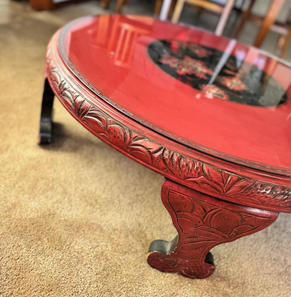 Mesa de té lacada bermellón tallada a mano, medallón floral alrededor del siglo XX. Foto 2 de 4