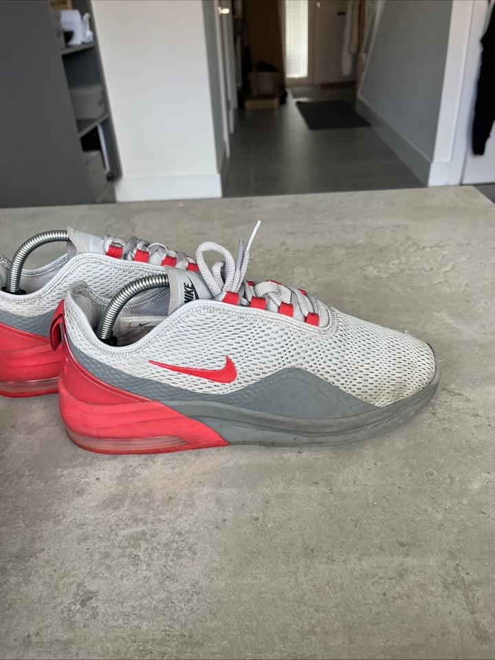 Nike Air Max Motion 2 "Grey University Red" Herren Laufschuhe Größe 8 - Bild 4 von 4
