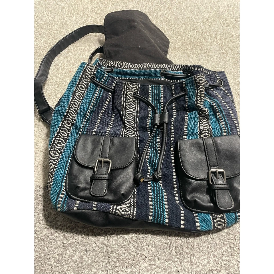 Mochila Forever 21 para mujer talla OS imitación cuero tejido estilo azteca azul boho Foto 2 de 4