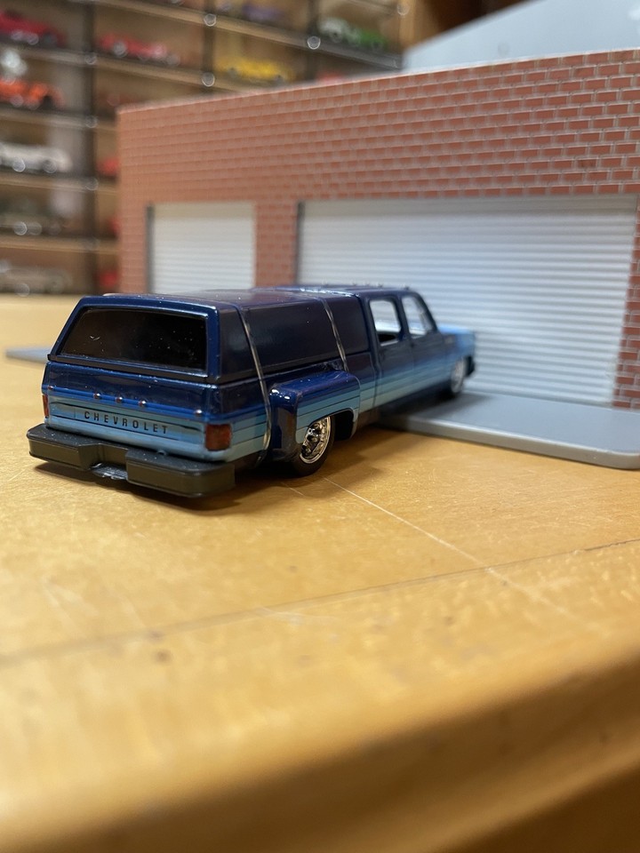 M2 Machines 1:64 1973 Chevrolet Cheyenne Super 30 Dually &ndash; Blu Con Camper, Edizione Limitata