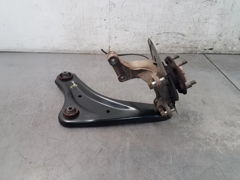 Nissan Juke Nismo RS 2014 buje delantero derecho brazos de control de nudillos #0361 Foto 2 de 4