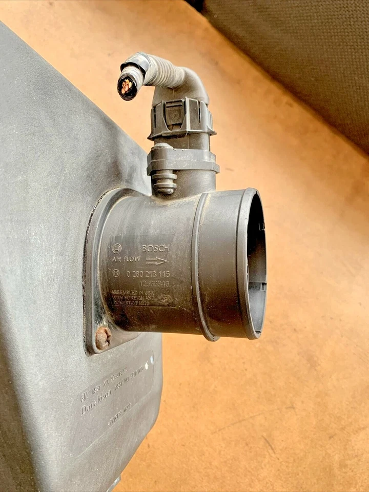 Caja de filtro limpiador de admisión de aire Cadillac CTS 2004-2007 con sensor MAF 10396598 OEM Foto 2 de 4