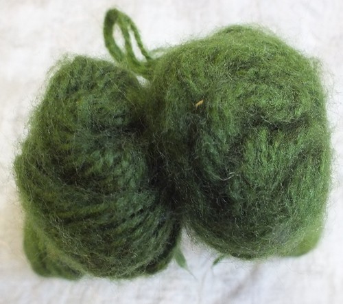 Lot of 2 skeins green yarn 100% acrylic with mohair look no dye or color lot - Picture 2 of 2