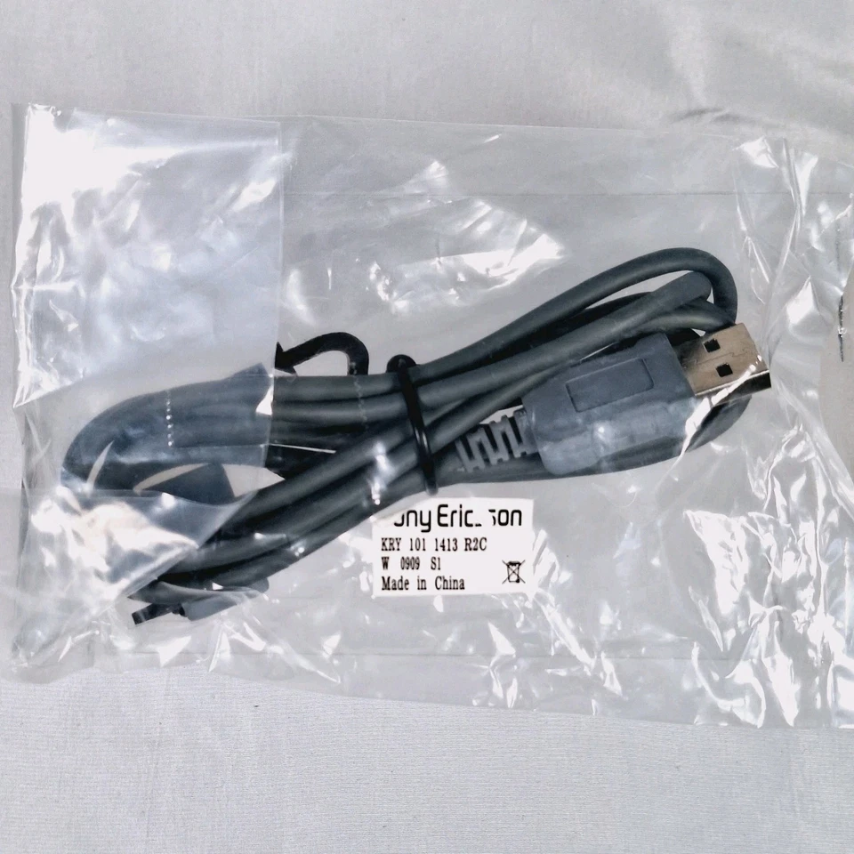 Genuine Sony Ericsson T650i Original Box and Accessories - Manual/Charging Stand - Image 2 of 4