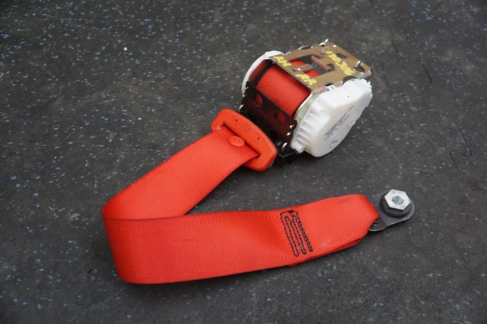 Красная намоточная машина для заднего правостороннего ремня безопасности 83912100 от оригинального производителя Ferrari FF 2011-16 - Изображение 2 из 4