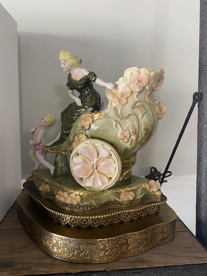 Antigua lámpara figurativa 3D de porcelana y latón madre e hijo tirando del carro Foto 2 de 2