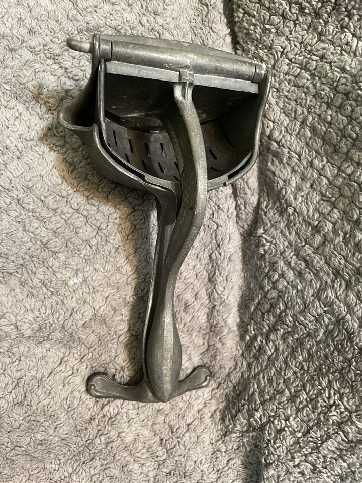 Vintage WearEver Aluminum Manual Hand Press Footed Juicer Squeezer