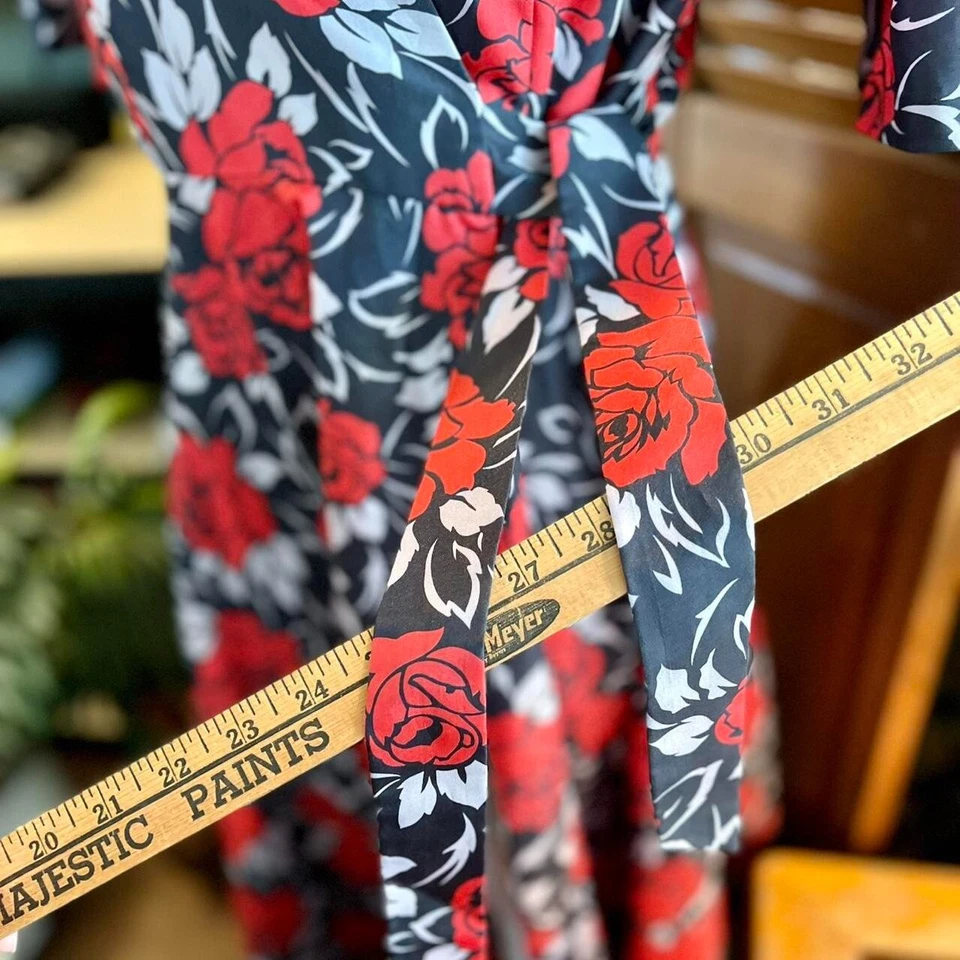 Vintage Red Rose Robe w. Black background &Red Roses - Image 3 of 4