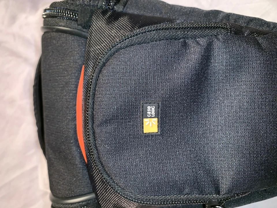 CASE LOGIC DSLR CAMERA PADDED SEMI HARD CARRYING CASE W/ SLR SUSPENSION TECH - Image 2 of 4