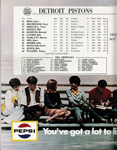 Los Angeles Lakers vs Detroit Pistons 1970 basketball program Chamberlain & West - Picture 3 of 3
