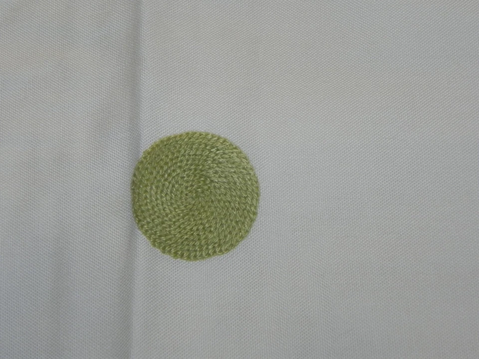 JUEGO DE 2 FUNDAS DE ALMOHADA VERDE BLANCO ROTO LUNARES BORDADOS GRANERO CERÁMICA CREWEL Foto 3 de 4