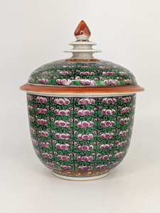 Fine Quality c20th Chinese Thai Bencharong Export porcelain covered pot