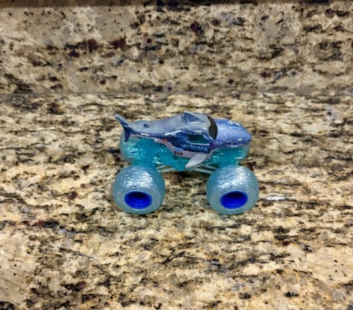 Spin Master Monster Jam Earth Vs Surf MEGALODON Truck New 1:64 - Picture 3 of 5