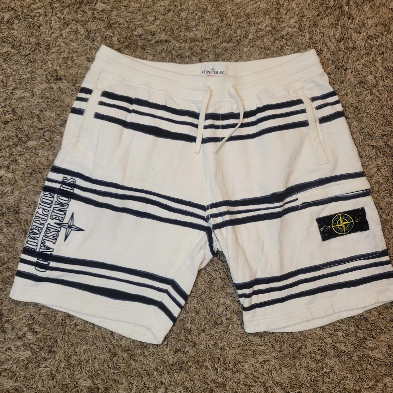 Short de survêtement Supreme x Stone Island (blanc rayé) taille L