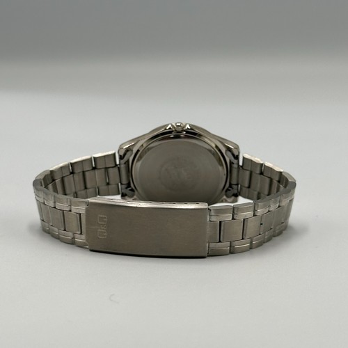 Q & Q Watch Men Silver Tone Round Dial 31MM Easy to Read New Battery 7.5 Inch - Picture 5 of 10