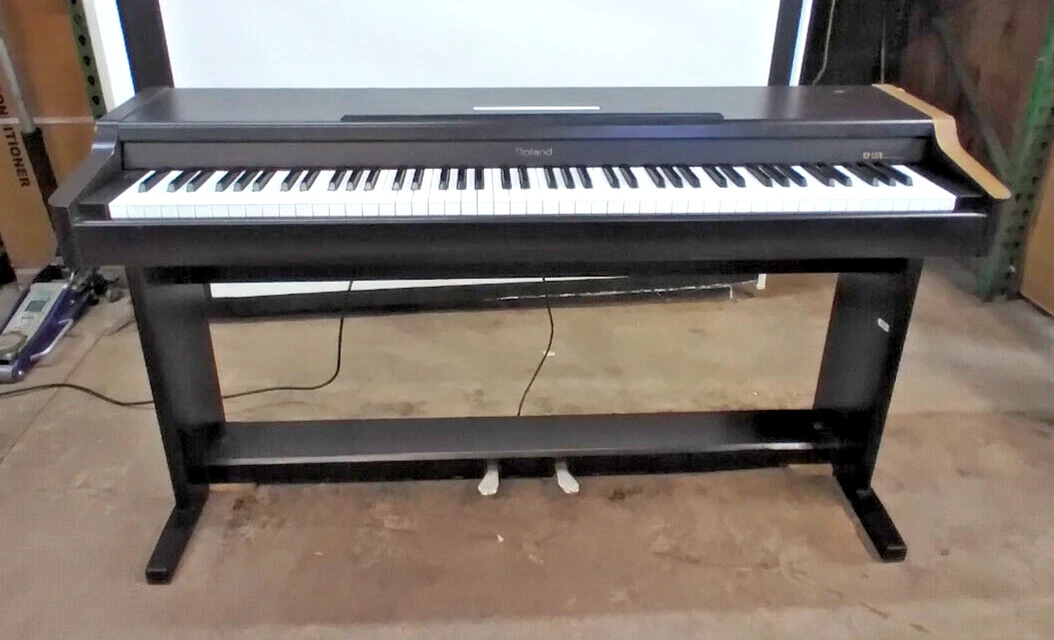 Piano d'occasion Roland HP-137R