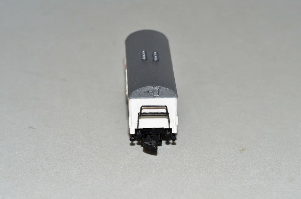 Z Scale Marklin White Refrigerator Freight Car w/ Red Packing Ribbon Out Of Set - Image 4 of 4