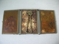 Ancien miroir triptyque de voyage finement décoré Art Déco de 39,3 cm x 19 cm