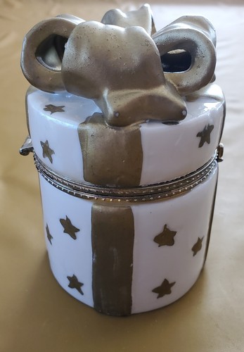 Gift Idea Trinket Box Lidded White with Gold Bow and Gold Stars Vintage - Picture 4 of 13