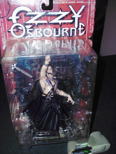McFarlane’s Ozzy Osbourne Ultra Actionfigur mit kopflosem Schläger 1999 NEU SEALED