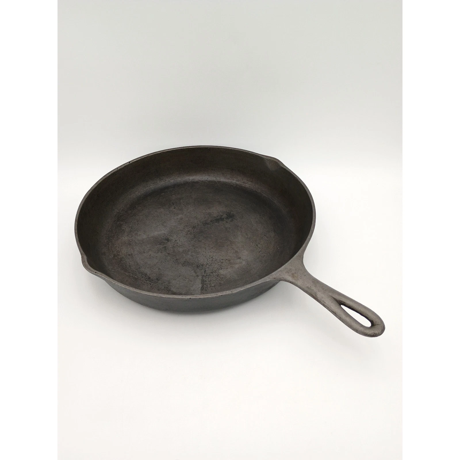 Vintage Unmarked Cast Iron Skillet 10 Heat Ring Dual Spout 11.75 Inch Pan