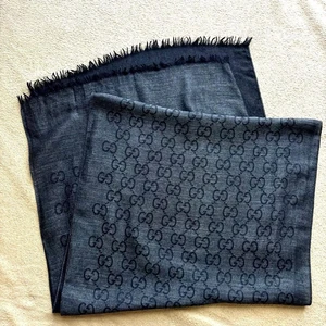Gucci GG Logo Écharpe Laine Mélangée Gris Foncé Réversible Élégant Unisexe Accessoire