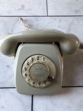 Altes Telefon mit Wählscheibe, grau