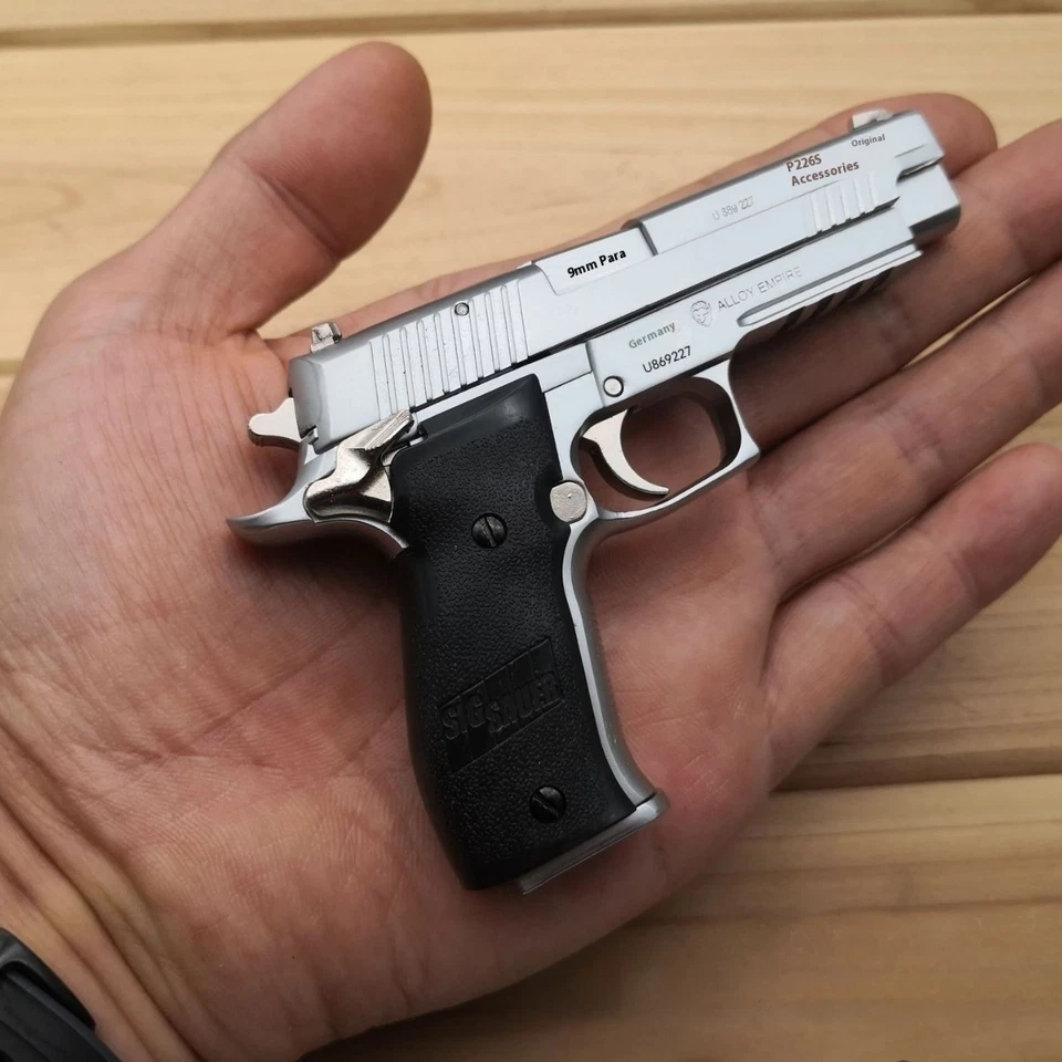 🎁 Tela perfeita! Pistola de brinquedo de liga Sigsauer P226 — desmontagem, ejeção de concha - Imagem 3 de 4