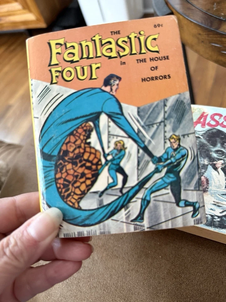 Three Big Little Book: Invaders Alien; Lassie Adventure In Alaska; Fantastic Four Foto 2 de 4