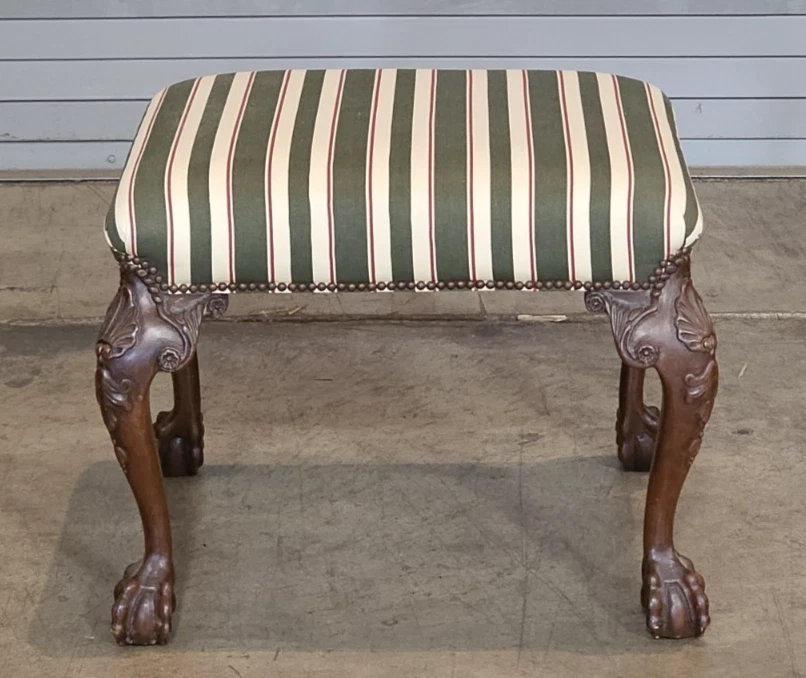 Baker Chippendale 风格桃花心木雕刻脚凳凳凳爪和球 — 第 2/4 张图片