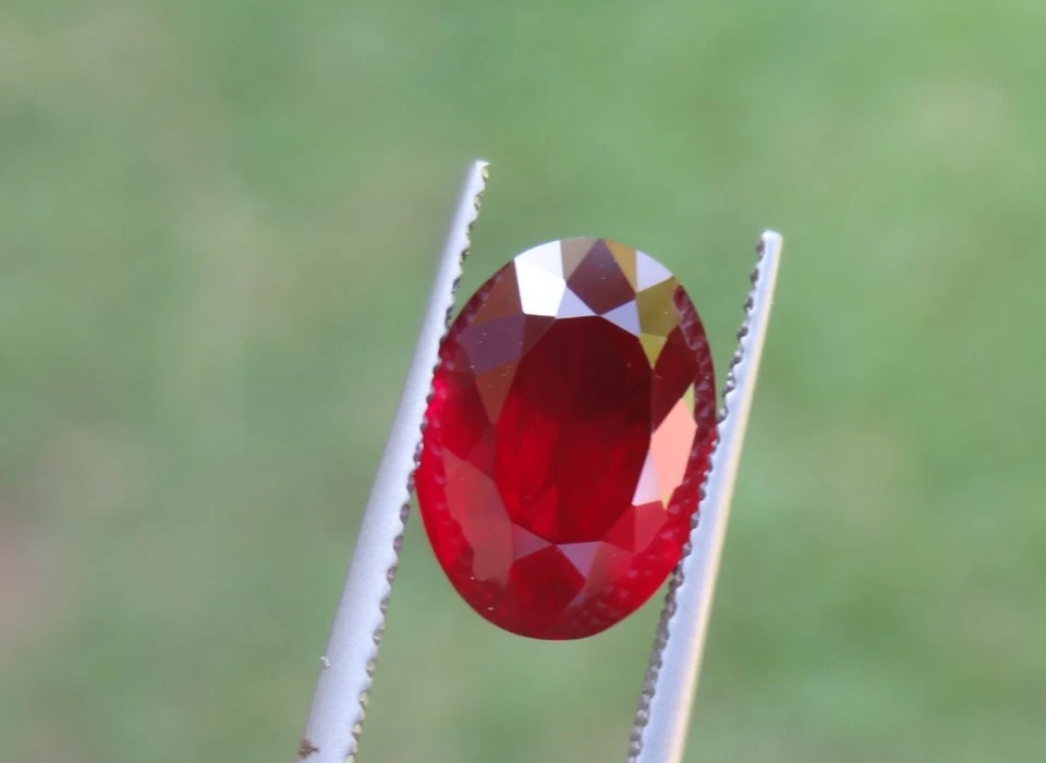 Piedra preciosa ovalada rubí natural Tanzania 2,65 quilates Foto 2 de 3