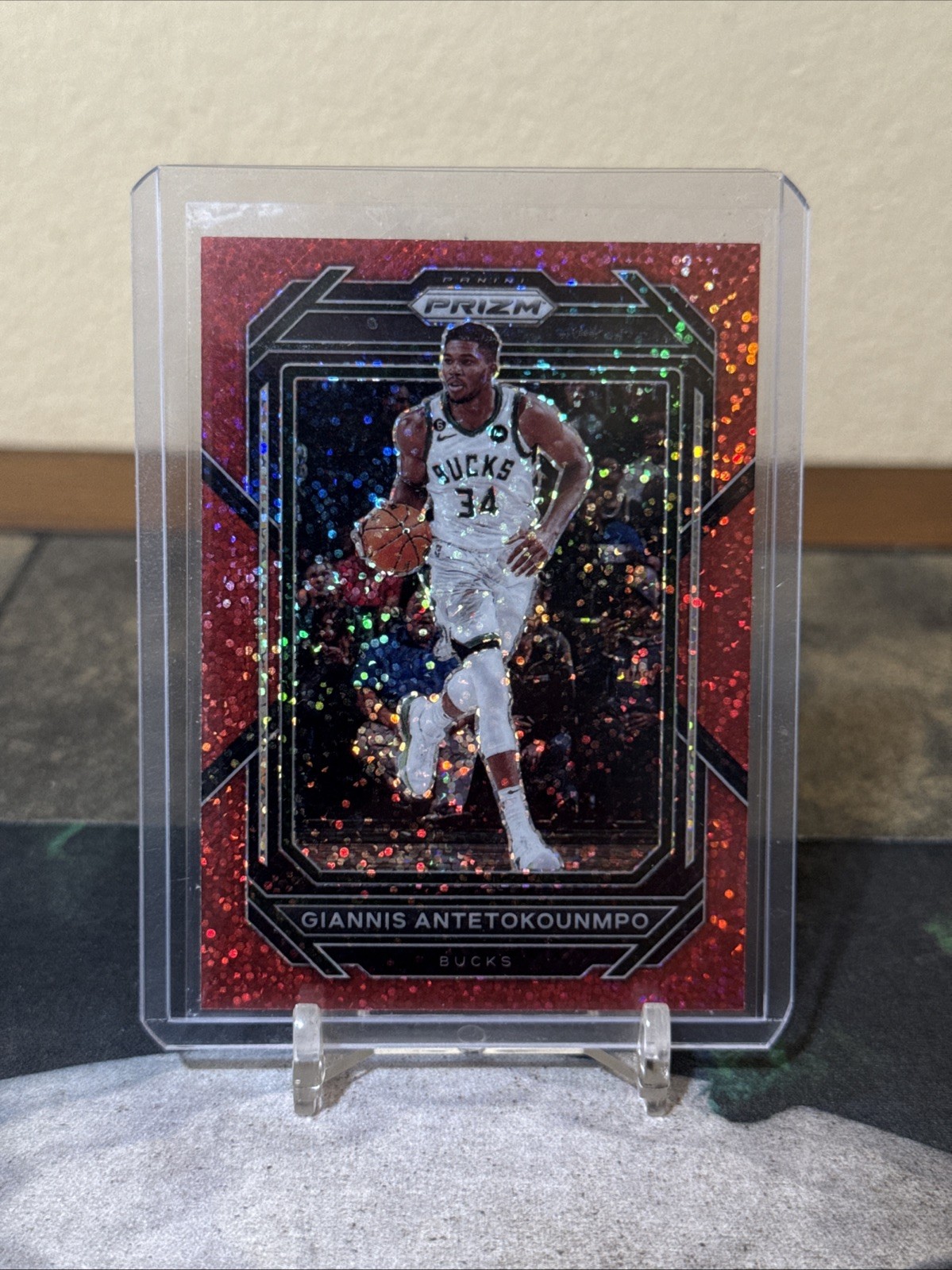 2022-23 Panini Prizm - Giannis Antetokounmpo #96 Red Sparkle Prizm SSP