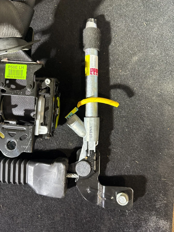 2014-2019 Kia Soul Front Left Seat Belt Retractor w/ Pretensioner OEM - Image 3 of 3