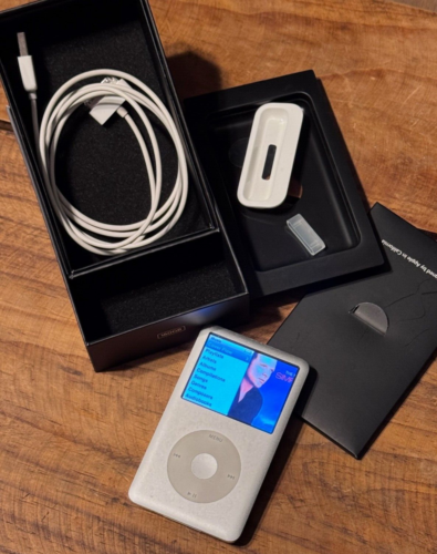 Apple iPod classic 6th Generation Silver (160 GB) - Picture 3 of 9