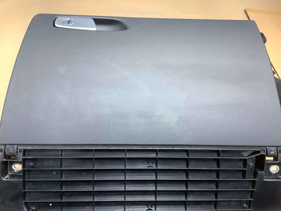 Audi A4 Quattro 2009 guantera lateral del pasajero delantero compartimento de almacenamiento OEM+ Foto 3 de 4