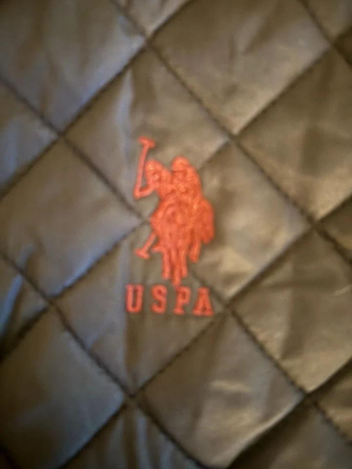 Chaqueta acolchada negra con logotipo rojo US Polo Assn - talla L para mujer Foto 4 de 4