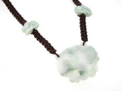 Halskette Jade an dunkelbrauner Kordel Makramee Schmetterling zwei Hasen grün grau