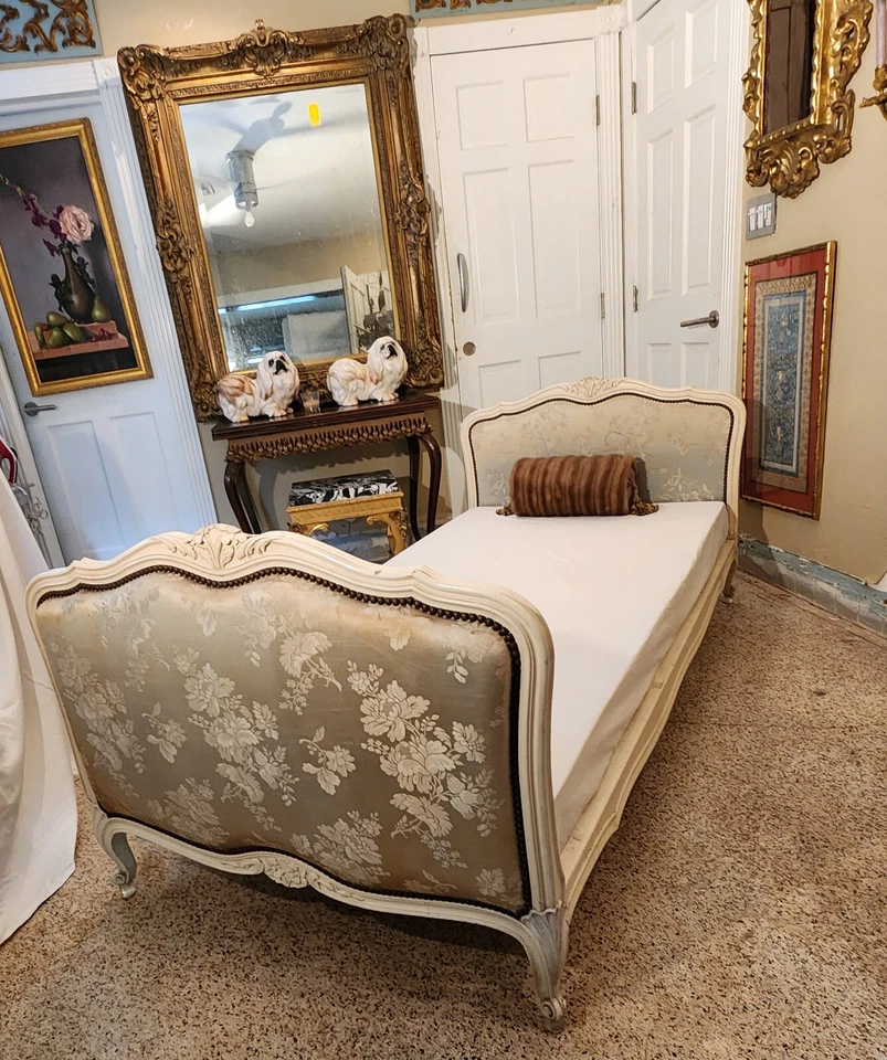 Sofá cama francés (chaise largo) alrededor de 1860 tallado a mano floral, pergaminos, marfil. Foto 4 de 4