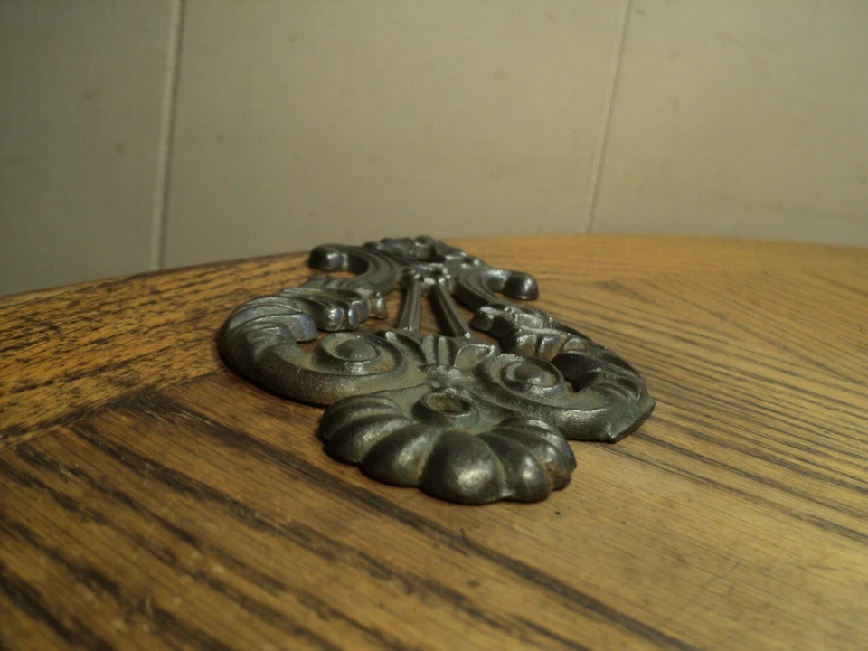 Antigua placa de escudo con llave esqueleto grande de hierro fundido vintage No. 5 sin marca Foto 3 de 4