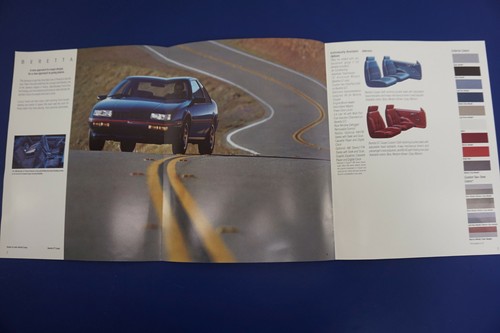 1989 Chevrolet Beretta Dealer Showroom Brochure Pamphlet (NOS) - Picture 3 of 4