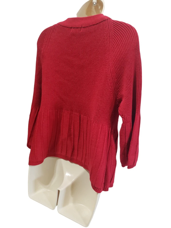 BONITO SUÉTER ROJO INTENSO CON BOTONES PARA UN DÍA FRESCO. LA LONGITUD LO HACE ADELGAZAR Foto 2 de 3